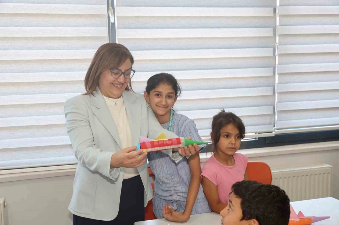 Şahin, Gaziantep B&uuml;y&uuml;kşehir Belediyesi yaz okullarını ziyaret etti
