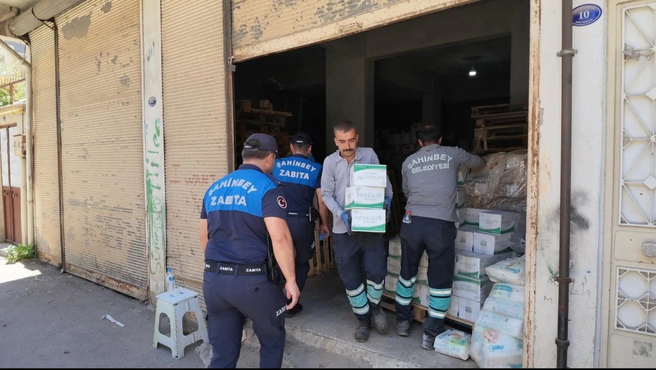 Şahinbey Zabıtasından Sahte Etiket Operasyonu! Tarihi Değiştirilmiş &Uuml;r&uuml;nler İmha Edildi