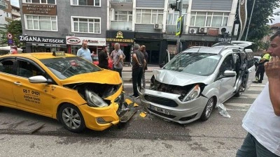 Samsun&rsquo;da hafif ticari ara&ccedil; ile ticari taksi kafa kafaya &ccedil;arpıştı: 2 yaralı
