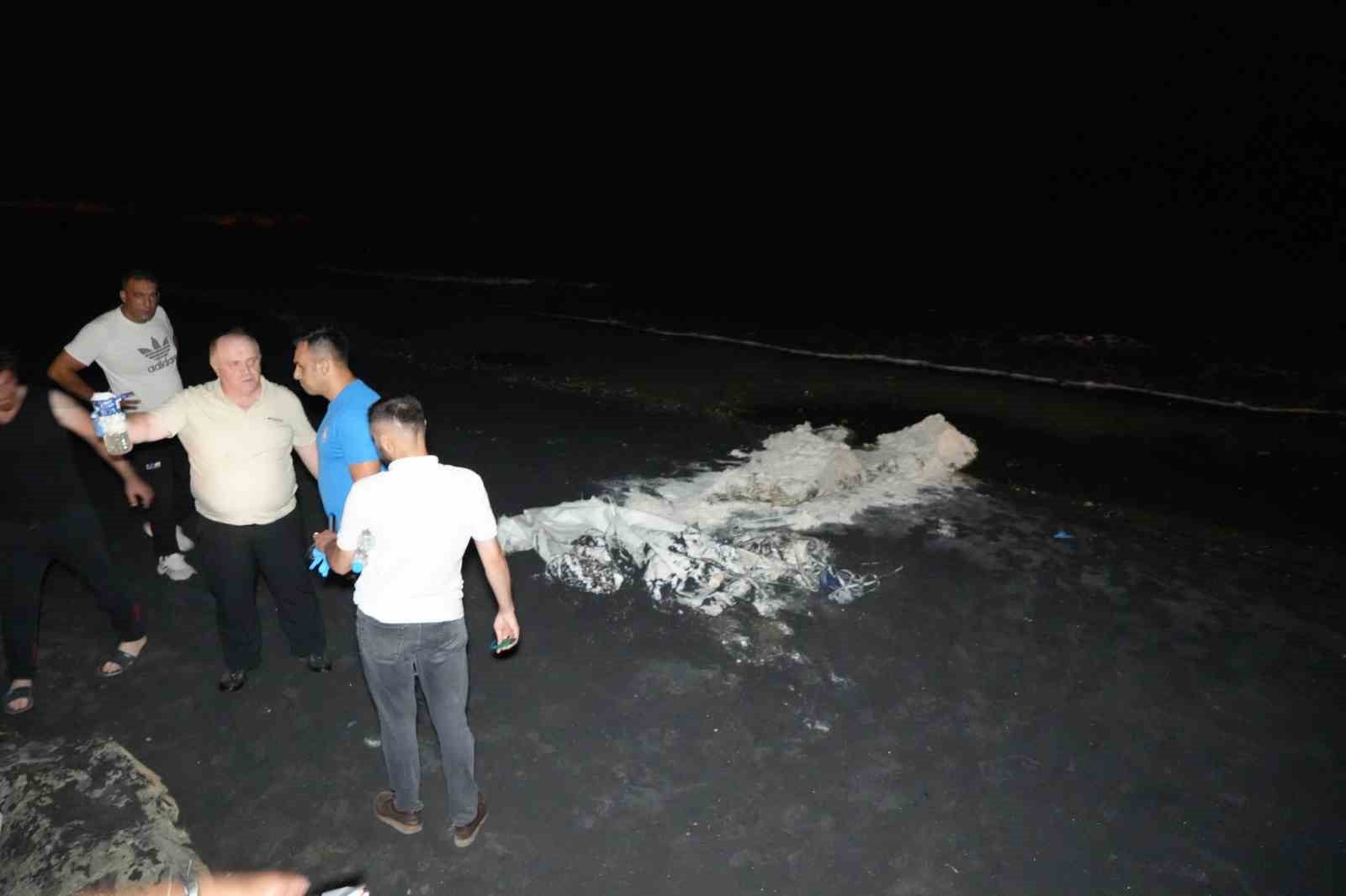 Samsun sahilinde ş&uuml;pheli madde paniği: Ekipler alarma ge&ccedil;ti