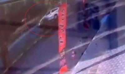 Şanlıurfa&rsquo;da hafif ticari aracın ağaca &ccedil;arptığı kaza anı kameraya yansıdı
