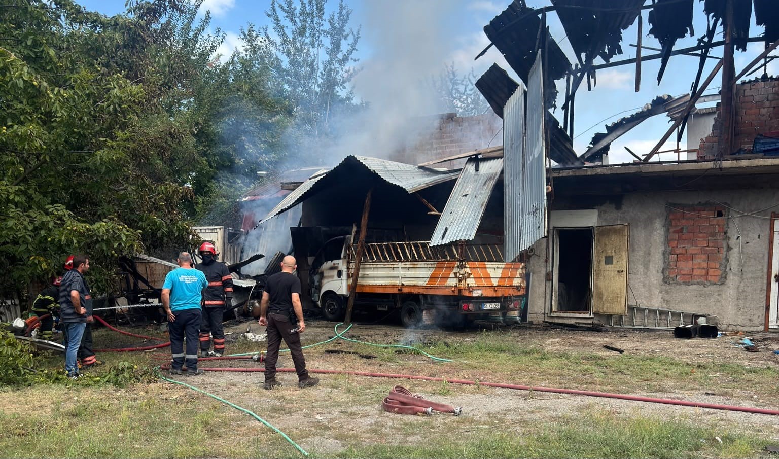 Sapanca&rsquo;da korkutan yangın: Alevler kamyonete sı&ccedil;radı
