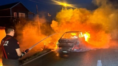 Seyir halinde ara&ccedil; alev alev yandı! Geriye demir yığını kaldı
