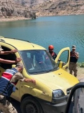 Siirt'te askıda kalan ve Botan &Ccedil;ayı'na d&uuml;şme riski bulunan hafif ticari ara&ccedil; kurtarıldı