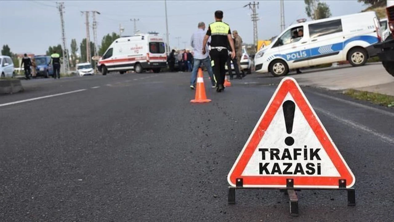 TAG Otoyolu'nda Korkutan Kaza, Aracın İ&ccedil;inde Sıkışan Yaralıları İtfaiye Kurtardı