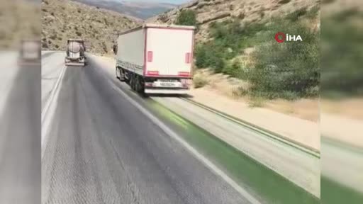 Tırın yola boya d&ouml;kerek arkasından gelen ara&ccedil;ları mora boyadığı anlar kamerada