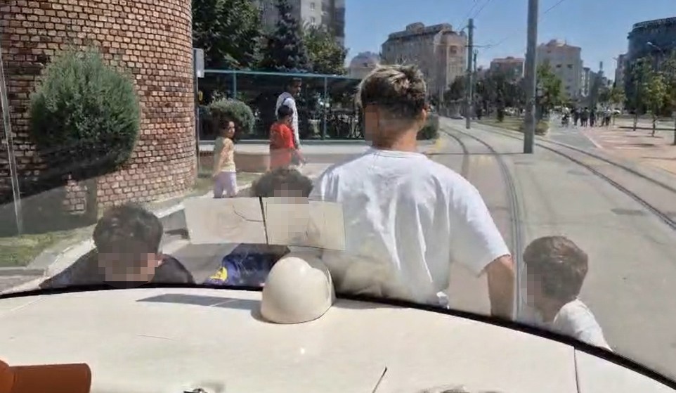 Tramvayın arkasına asılan &ccedil;ocukların tehlikeli yolculuğu