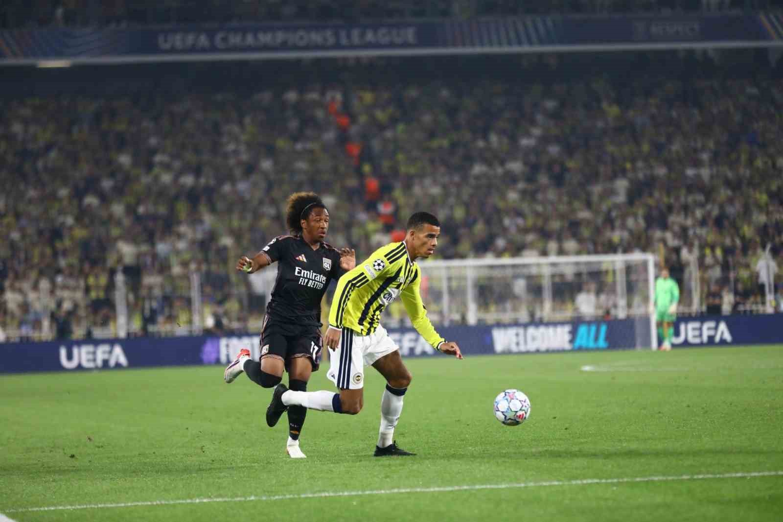 UEFA Şampiyonlar Ligi: Fenerbah&ccedil;e: 0 - Olympique Lyon: 1 (İlk yarı)