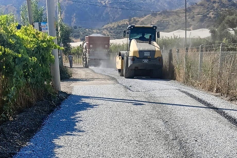 Umurlu&rsquo;da asfaltlama &ccedil;alışmaları devam ediyor