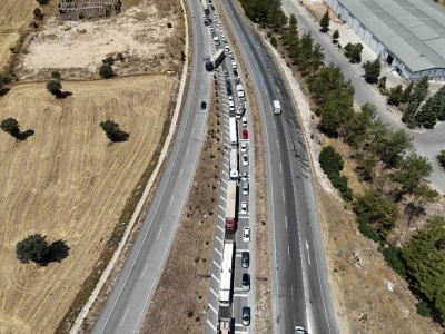 Uşak&rsquo;ta &ccedil;ekici &uuml;zerindeki domates y&uuml;kl&uuml; kamyon yola devrildi