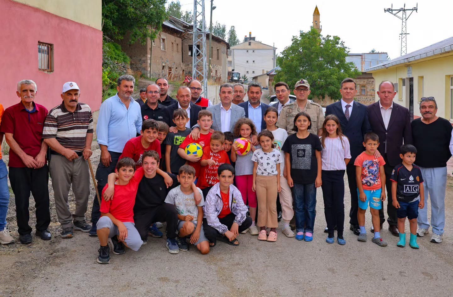 Vali Eldivan, yangınzedeleri yalnız bırakmadı