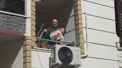 Yangında mahsur kalan bedensel engelliyi itfaiye ekipleri kurtardı
