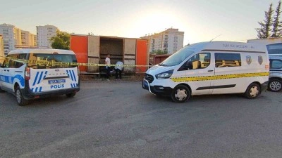 Yaşamını s&uuml;rd&uuml;rd&uuml;ğ&uuml; konteynerin yanında &ouml;l&uuml; halde bulundu