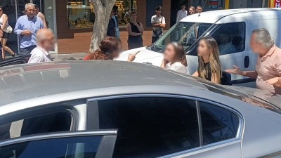Yaya ge&ccedil;idinde &ccedil;arpışma sonrası tansiyon y&uuml;kseldi: "Yayaları ezip ge&ccedil;elim mi?"