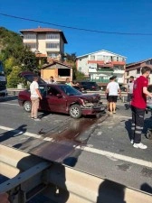 Yayalara yol veren kamyona otomobil &ccedil;arptı: 2 yaralı