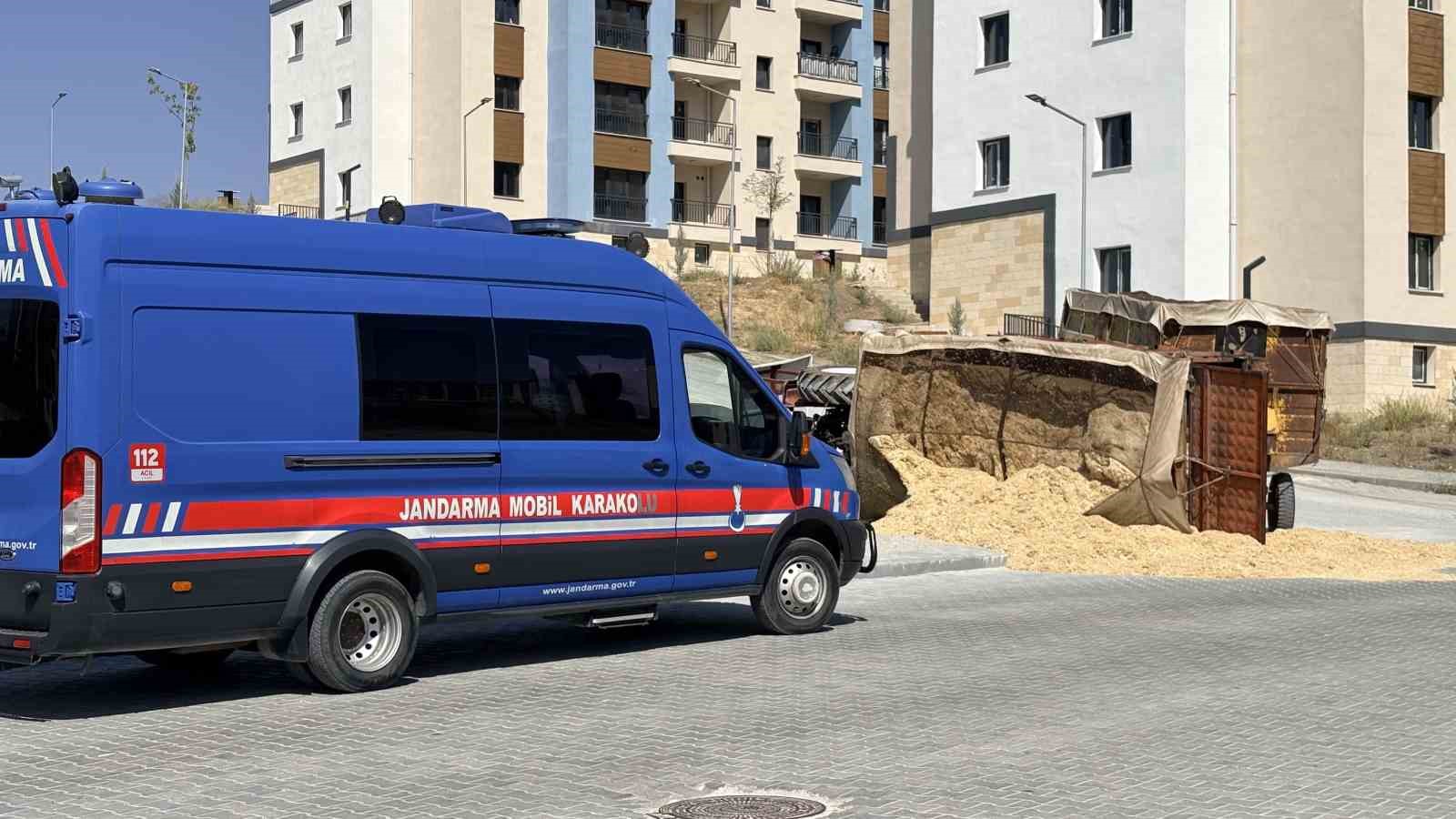 Yokuşta devrilen trakt&ouml;r&uuml;n s&uuml;r&uuml;c&uuml;s&uuml; yaralandı