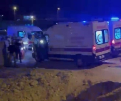 Yol &ccedil;alışma alandaki &ccedil;ukura d&uuml;şen otomobildeki 3 kişi yaralandı
