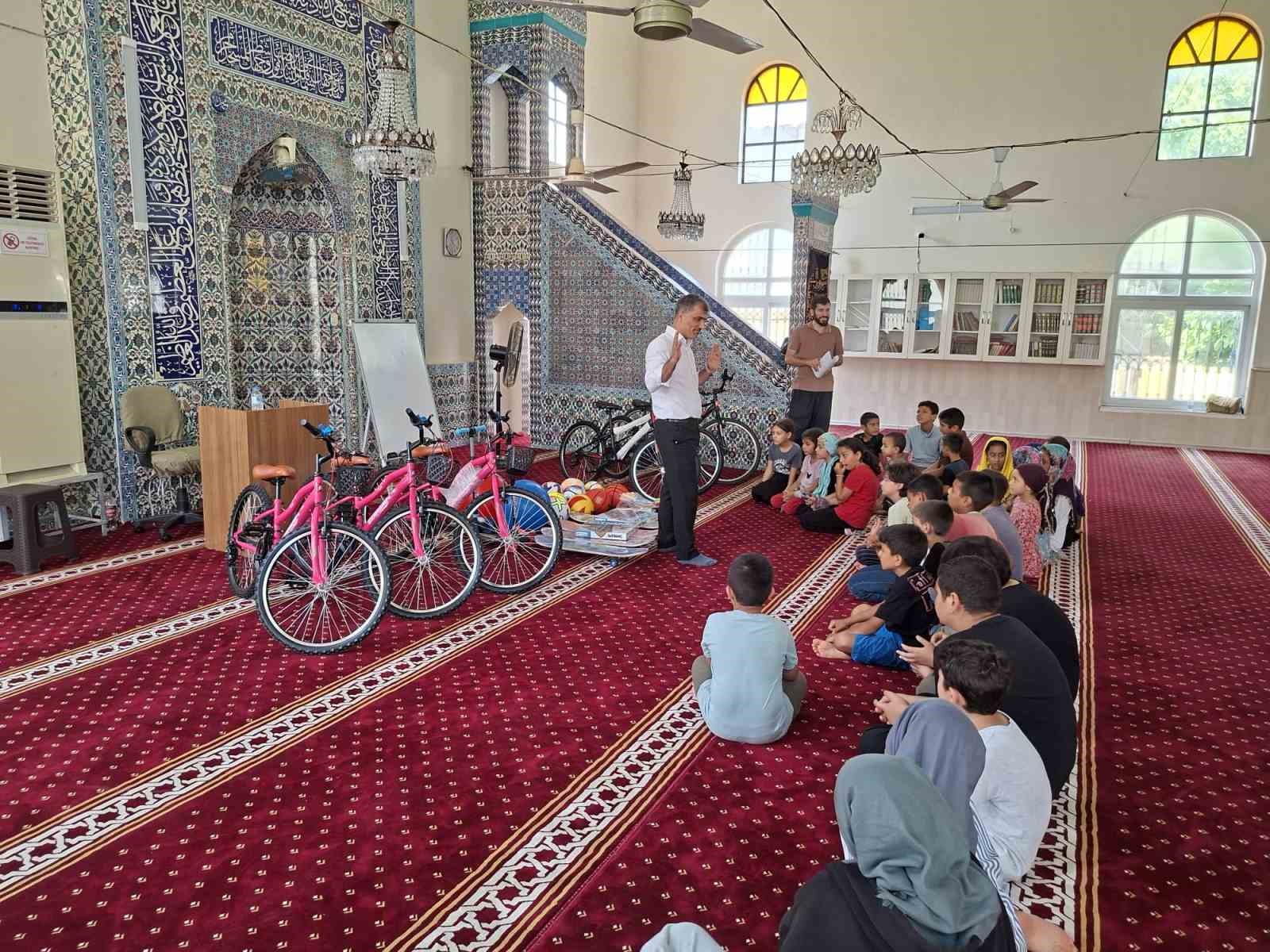 Yumurtalık&rsquo;da Kur&rsquo;an kursunu tamamlayan &ouml;ğrencilere hediye