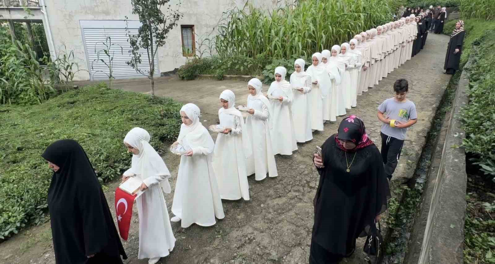 Zeno&rsquo;da kız hafızlar t&ouml;renle icazetlerini aldı